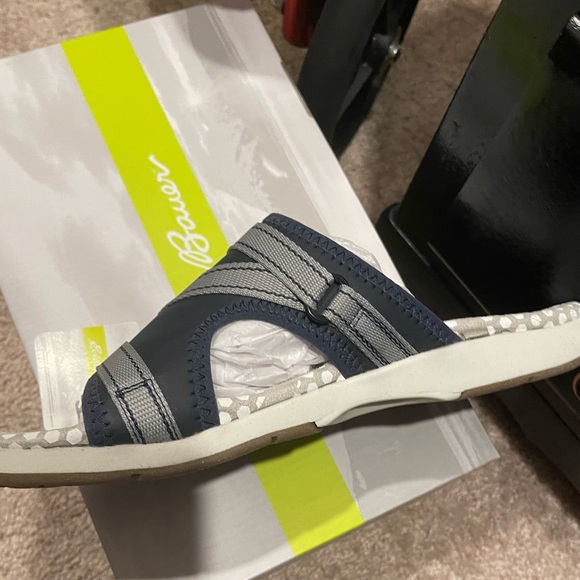 Brand new Eddie Bauer slides - Picture 4 of 6